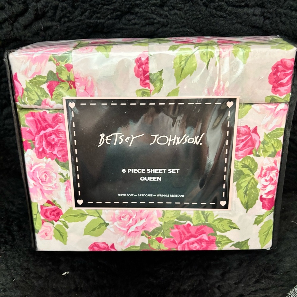 Betsey Johnson Queen size sheets. NEW.  Romantic Roses.  Pinks - Picture 2 of 5